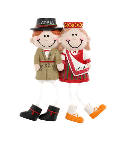 Latviešu pāris ledusskapja magnēts tautastērpā ar aukliņu kājām